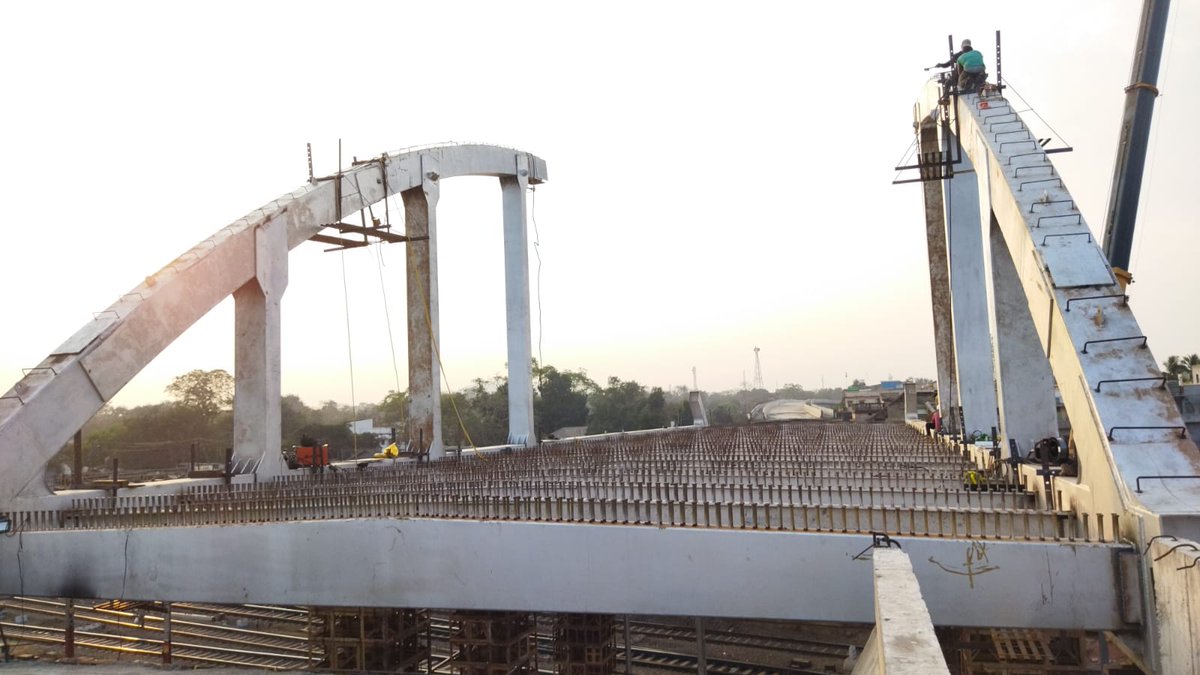 EastCoastRail's tweet image. Work for long awaited &amp;amp; public centric ROB at Jatni near Khurda Road Railway Station is in progress.

Assembling work being done for Bow String Girders.

Will facilitate Road Communication between NH16 #Khordha &amp;amp; NH 316 #Pipili

.@RailMinIndia #RailInfra4Odisha #ECoRupdate