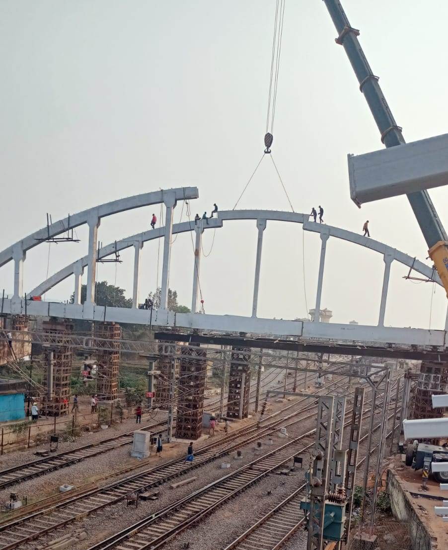 EastCoastRail's tweet image. Work for long awaited &amp;amp; public centric ROB at Jatni near Khurda Road Railway Station is in progress.

Assembling work being done for Bow String Girders.

Will facilitate Road Communication between NH16 #Khordha &amp;amp; NH 316 #Pipili

.@RailMinIndia #RailInfra4Odisha #ECoRupdate