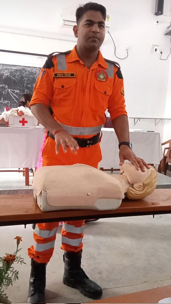 APSenCollegeNS2's tweet photo. Training by SDRF to our Volunteers 
https://t.co/s8ikDuvIpQ https://t.co/MgXMghP0WN