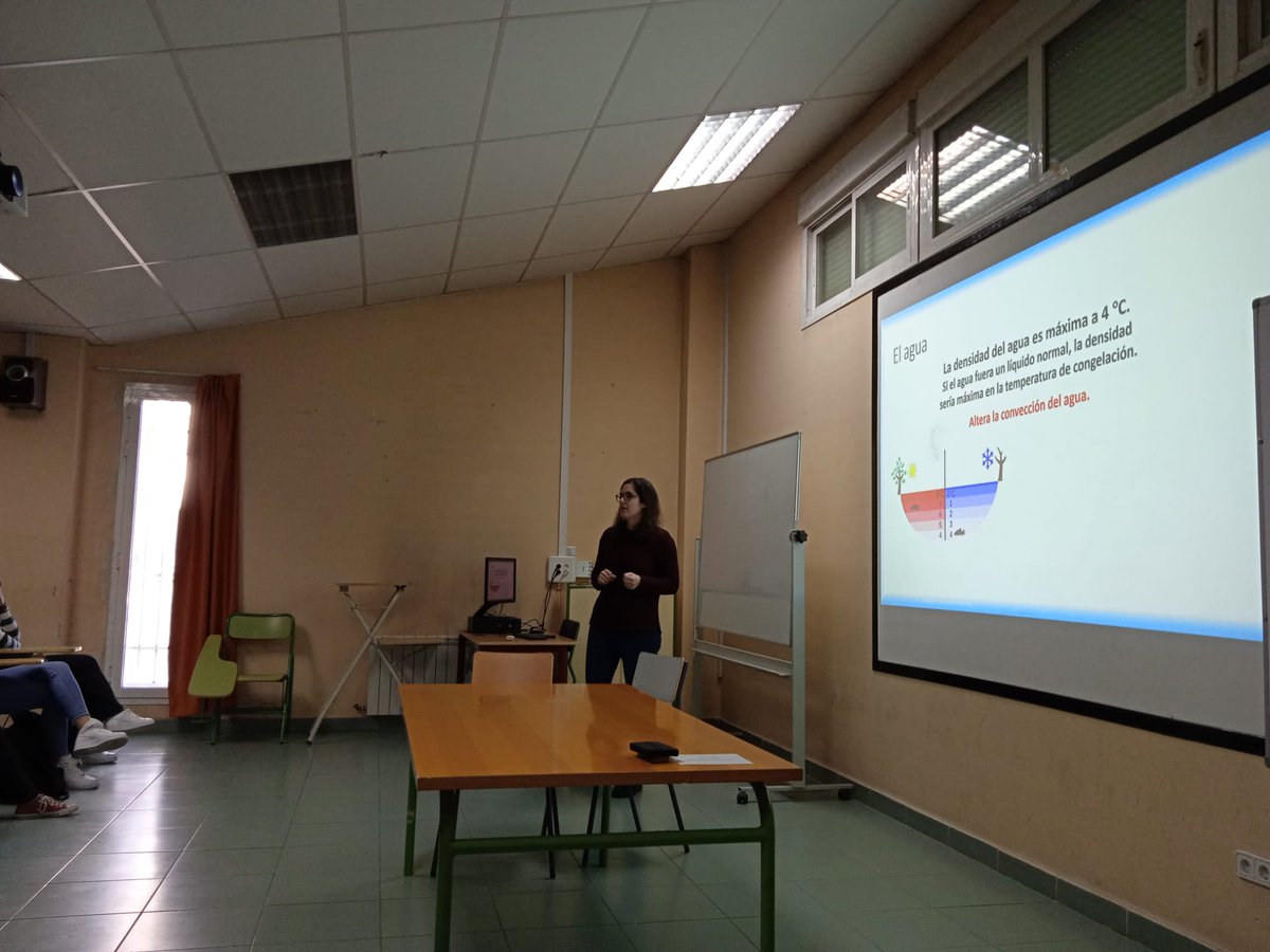 LuciaLabPaez's tweet photo. El viernes estuvimos 4 investigadoras en el @ies_elespinillo hablando sobre la carrera investigadora y lo que investigamos a alumnas y alumnos de 4° de ESO como parte de la iniciativa @11defebreroES.

@quimicasUCM @ucc_complutense  @unicomplutense https://t.co/K5UqU3Jalw