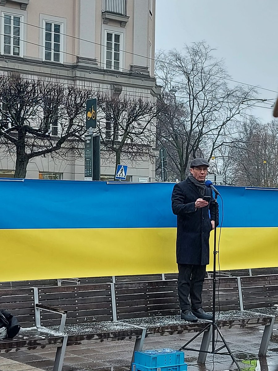 Frankrike står i solidaritet med Ukraina och fortsätter att delta i #Måndagsrörelsen på Norrmalmstorg ett år efter början av kriget. Slava Ukraini!  #StandWithUkraine