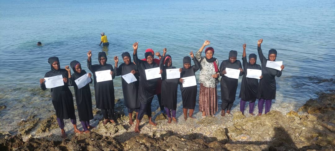 Sea_PoWer's tweet image. And here they are with their brand new #swimming certificates - You can be proud! Some smiles say it all ☺️
#women #empowerment #confidence #safety #Zanzibar
@Safe_Seaweed