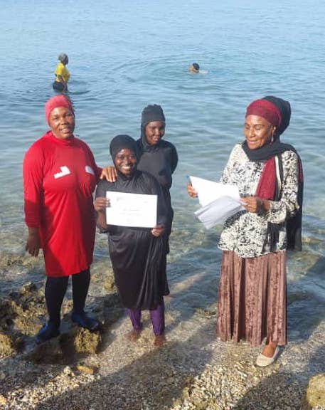 Sea_PoWer's tweet image. And here they are with their brand new #swimming certificates - You can be proud! Some smiles say it all ☺️
#women #empowerment #confidence #safety #Zanzibar
@Safe_Seaweed