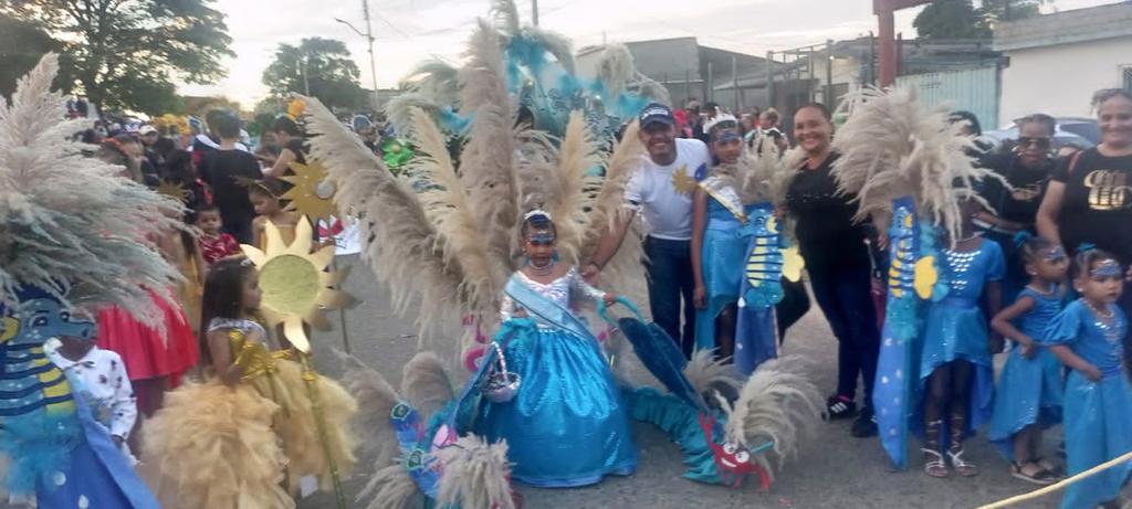 Desde el Municipio Roscio #Bolívar nuestras Escuelas dijeron presente en los Carnavales Pedagógicos Culturales y Tradicionales 2023 con más de 800 niños y jóvenes en escena #EducacionRenace <a href="/NicolasMaduro/">Nicolás Maduro</a> @MPPEDUCACION <a href="/_LaAvanzadora/">Yelitze Santaella</a> <a href="/BolivarZe/">Centro de Desarrollo Calidad Educativa Bolivar</a>