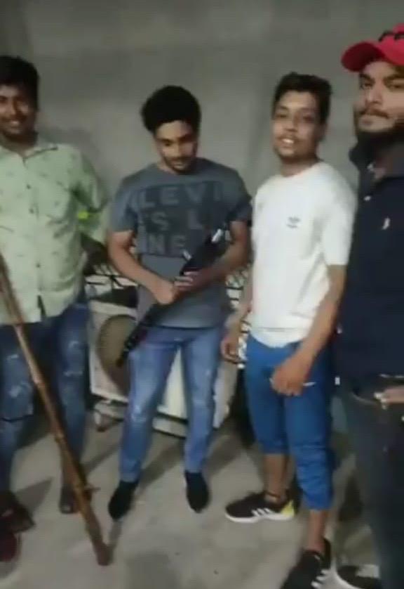 VikasKangda143's tweet photo. मुझपे जानलेवा हमले हो रहे है @gurgaonpolice    हमलावरों के साथ मिली हुई है अभी तक शेरसिंह के हत्यारे आरोपी खुल्लेआम घूम रहे है। सेक्टर 5 थाना पुलिस गुड़गांव। सारे सबूत देने के बाद भी मेरी हत्या का इंतजार कर रही पुलिस 
@DGPHaryana @anilvijminister @MehmoodPracha @NCSC_GoI https://t.co/v5CdoxsePk