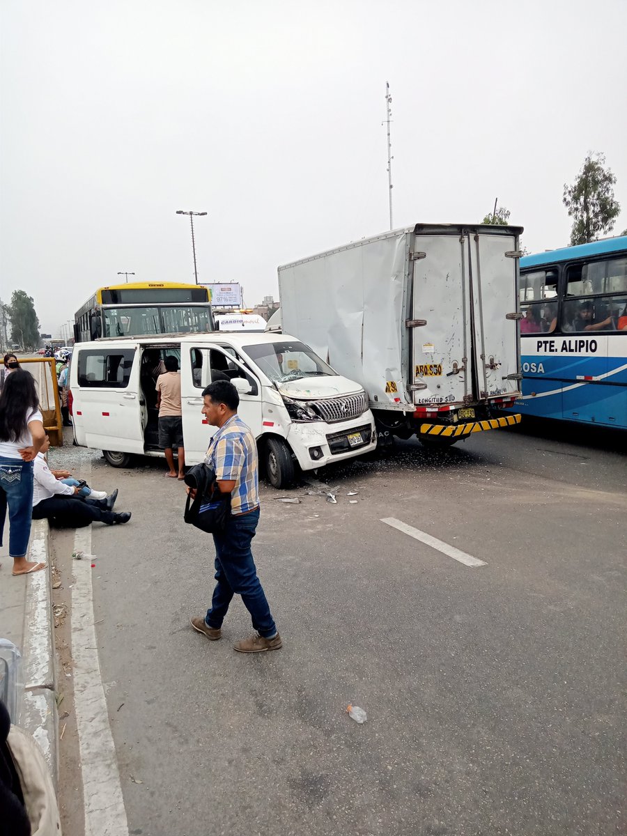 Dtodito3's tweet photo. Fuerte accidente en paradero #Pentagonito en sentido Norte en #panamericanasur #surco #Sanborja #limacamión colea y choca con autobús metropolitano amarillo y combi pirata ocasionando varios heridos y lesionados por contusiones fuerte tráfico en toda la panamericana desde el sur https://t.co/xVRgn9ztDF