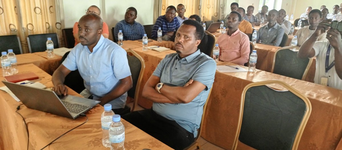 Muhangadis's tweet photo. Uyu munsi muri @splendidhotel11, V/Mayor @BIZIMANA_Erick yayoboye inama yahuje Ubuyobozi bw'Akarere n'abafatanyabikorwa mu mushinga wa #RUDPII/Phase3 wo kubaka imihanda ya kaburimbo na Ruhurura mu Mujyi wa Muhanga. https://t.co/GlDOeyUI4U