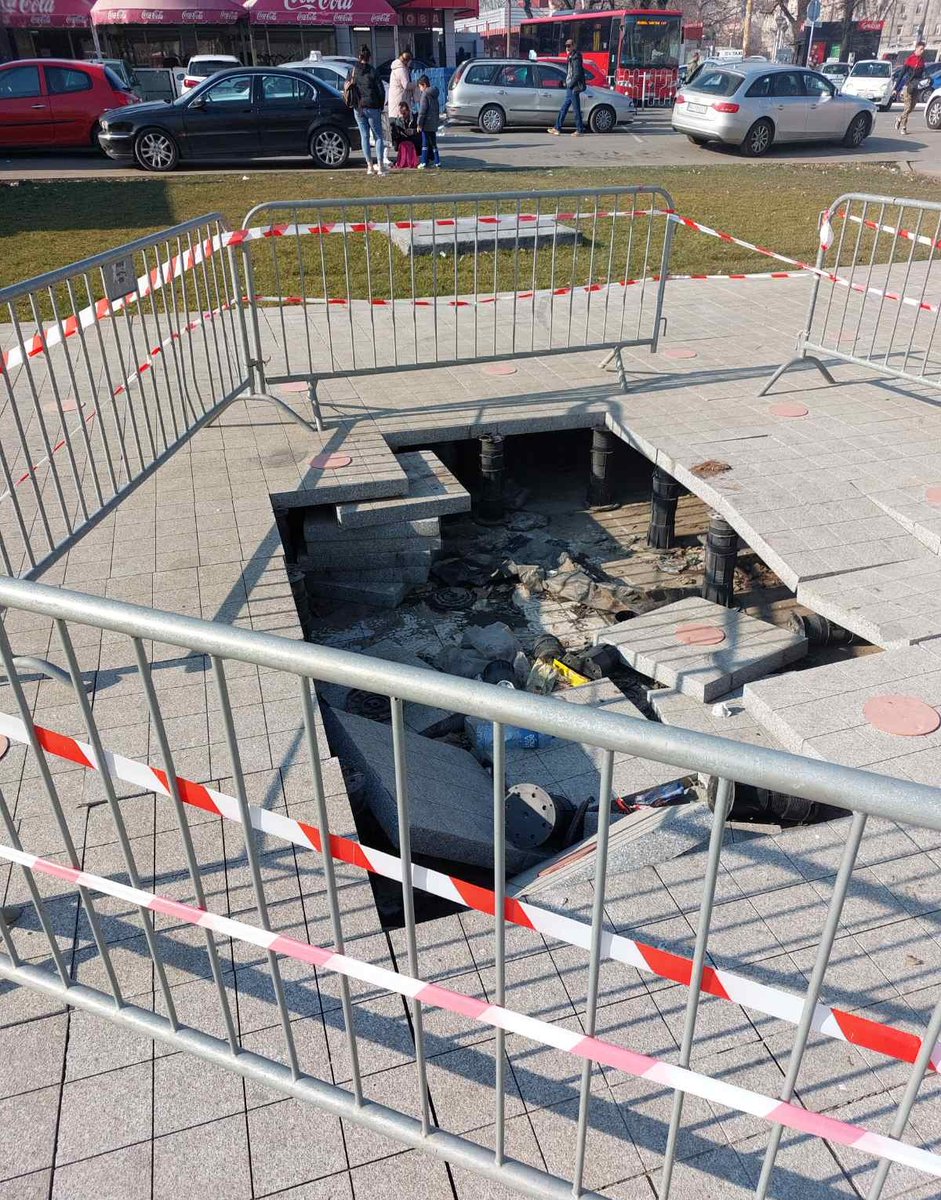 Mislim da je došlo vreme da jednom, umesto ukazivanja šta ne valja, utvrdimo i ko je kriv. Sačekao sam ponedeljak da se raspitam šta je tačno bilo u glavama onih koji su ovakav fušeraj dopustili - mermerne ploče na trgu koje stoje na čemu?! I koje su se, naravno, urušile .. 👇