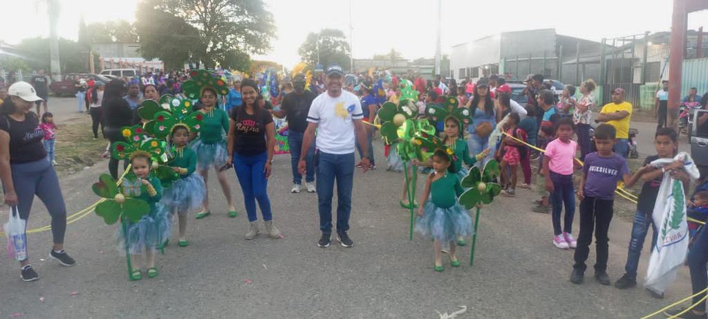 Gracias al apoyo de nuestro Alcalde Bolivariano <a href="/wuihelm24/">Wuihelm Torrellas</a> se dio inicio a los Carnavales Escolares 2023 en el Municipio Roscio #Bolívar para enaltecer el trabajo de nuestros maestros y maestras de la patria <a href="/NicolasMaduro/">Nicolás Maduro</a> @MPPEDUCACION <a href="/_LaAvanzadora/">Yelitze Santaella</a> <a href="/BolivarZe/">Centro de Desarrollo Calidad Educativa Bolivar</a>