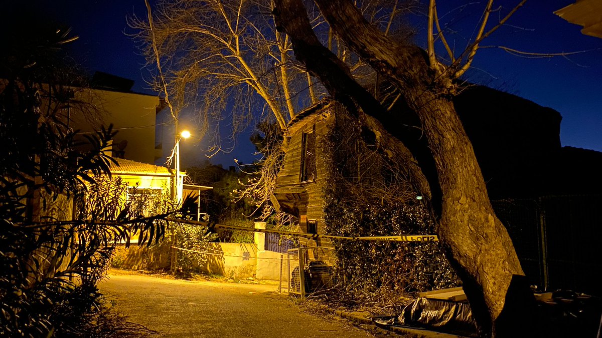 Heybeliada'da Turgut Reis ve Nevicat Sk.larının kesiştiği yerde aylardır tehlike oluşturan ahşap yapı bugün kendiliğinden yıkıldı. Dün gece çevresine şerit çekilen binanın tehlikeli şekilde yıkılması, depreme yönelik ciddi bir önlem alınmayan Adalar'daki endişelerimizi arttırıyor