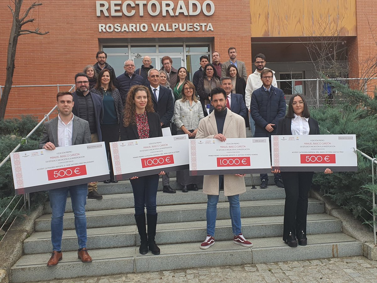 postgradoUPO's tweet photo. 🏆👏Felicitamos a los alumnos de #MasterUPO que han sido galardonados en los II #Premios Manuel Blasco Garzón de Estudio e Iniciación a la Investigación, que concede la Cátedra @SevillaFC

Noticia completa 🔗https://t.co/vnSSauHYr5 

#talentoUPO https://t.co/NMRpyxAQqZ
