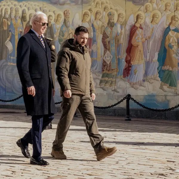 amyklobuchar's tweet photo. Biden: “One year later, Kyiv stands. And Ukraine stands. Democracy stands.”

Historic visit as air raid sirens sound. President Biden has shown political courage from day one in leading coalition of nations to support the brave people of Ukraine &amp; Pres. Zelensky.🇺🇦 🇺🇸 

NYTPhoto https://t.co/4OxptRo1iQ