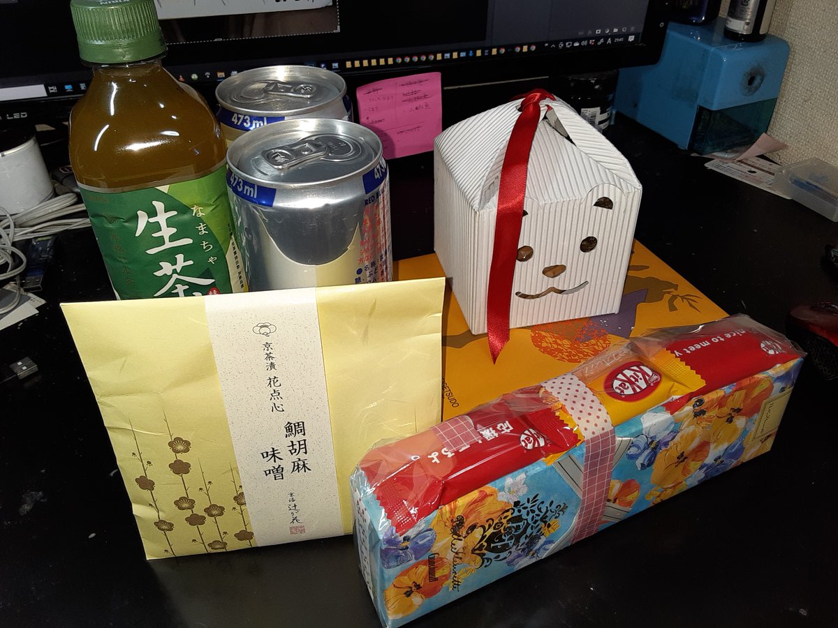 COMITIAお疲れ様でした。また差し入れありがとうございます。助かってます。

写真はスケブ依頼で描いたイラストです。途中でフィキサチーフ(鉛筆の定着液)が無くなってしまうトラブルがあり、1枚描き切れませんでした。次回のイベントでお渡しします。

新刊の委託販売は2/26を予定

#スケブ依頼 