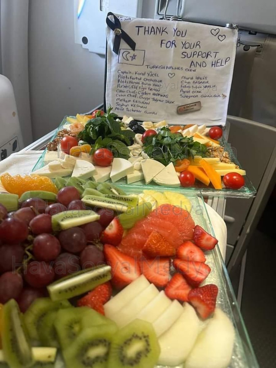HavaSosyalMedya's tweet photo. ❤️ #TK75 Vancouver uçuşunda görevli uçuş ekibi, ülkesine dönen Kanada arama kurtarma ekiplerine bu güzel jesti hazırlamış ☺️✈️🇨🇦👏 https://t.co/Uk2mMe8K2l
