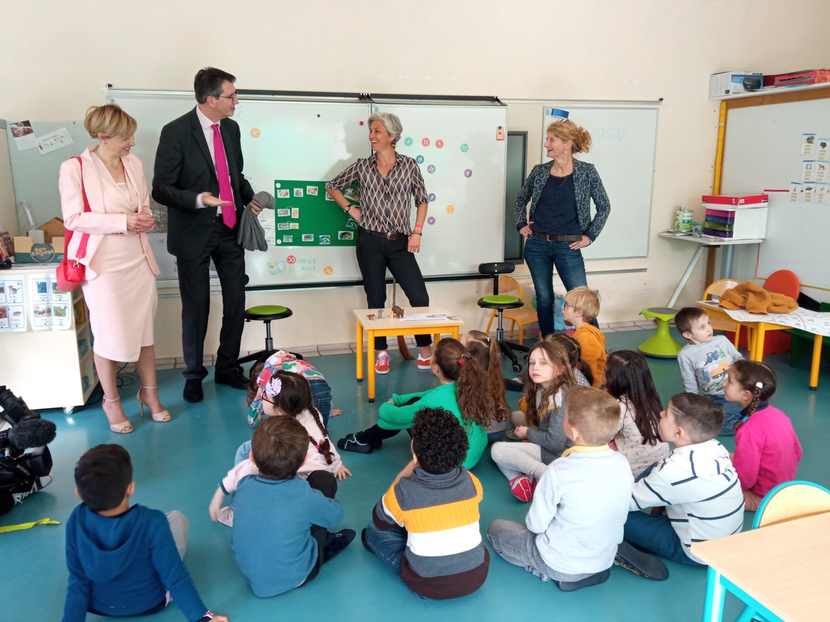 dsden64's tweet photo. .@AcBordeaux @dsden64
Visite du pôle d'enseignement pour les jeunes sourds #PEJS de l'école Pierre et Marie Curie de @Ville_Pau avec la participation de l'IA-Dasen et de la secrétaire générale adjointe de @Prefet64
Échanges avec les partenaires et les familles.
#EcoleInclusive https://t.co/PDBPI5XH9V