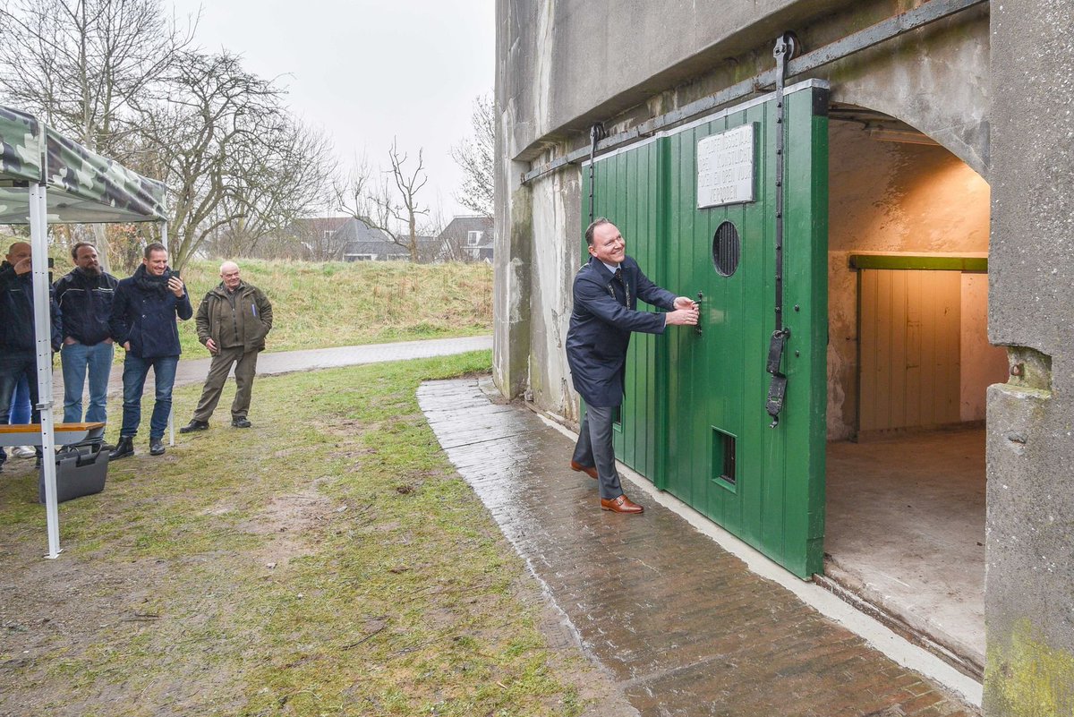 Afgelopen donderdag is Remise E op @fortnieuwersluis feestelijk geopend! Vanaf nu is Remise E de startlocatie van de rondleidingen door Natuurmonumenten waarin men het verhaal van de Hollandse Waterlinies kan beleven. Kijk snel op: natuurmonumenten.nl/beleef-de-fort…...