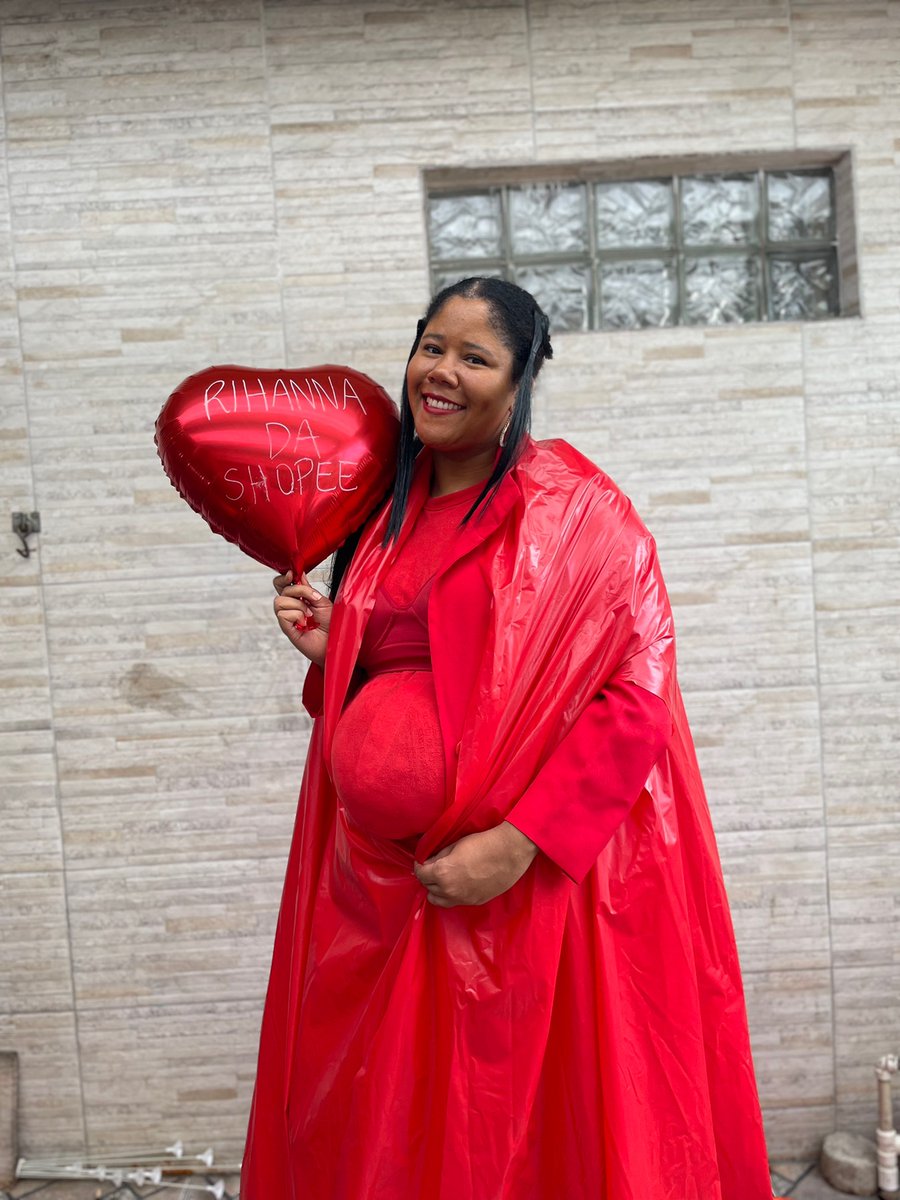 elyssantiago's tweet photo. @BuzzFeedBrasil A Rihanna versão Shopee já está pronta pro bloquinho. https://t.co/OUMAVdOtIO