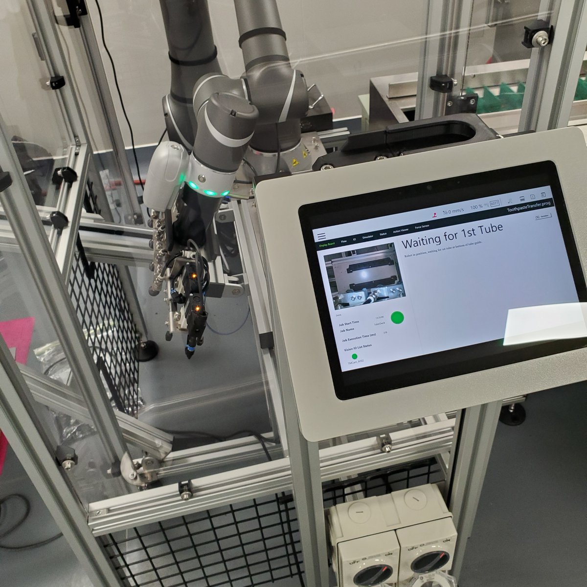 VidaBox's tweet image. Need to add a human machine interface with touchscreen capabilities? Our VESA Compatible Tablet Enclosure makes it easy to house any mount any iPad, Samsung Galaxy Tab, or Microsoft tablet! #HumanMachineInterface
#TabletEnclosure