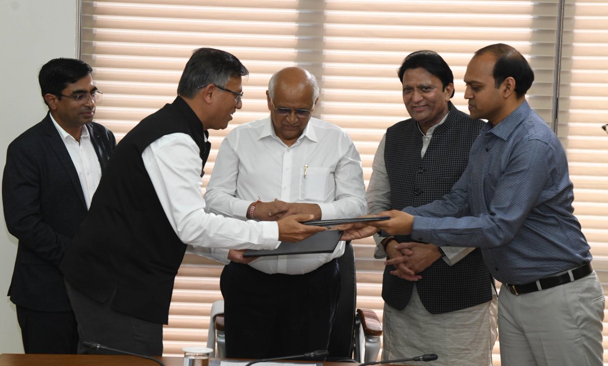 Bhupendrapbjp's tweet photo. ગુજરાતમાં ઉદ્યોગોને આત્મનિર્ભરતા માટે સહાય આપવાની નેમ સાથે રાજ્ય સરકારે ‘ધ આત્મનિર્ભર ગુજરાત સ્કીમ્સ ફોર આસીસ્ટન્સ ટુ ઇન્ડસ્ટ્રીઝ’ યોજના અમલમાં મુકી છે. જે અંતર્ગત આજે ગુજરાતના વિવિધ સ્થળોએ ઉદ્યોગોની સ્થાપના માટેના 18 જેટલા MoU કરવામાં આવ્યા છે. https://t.co/ckIYzMmkiW