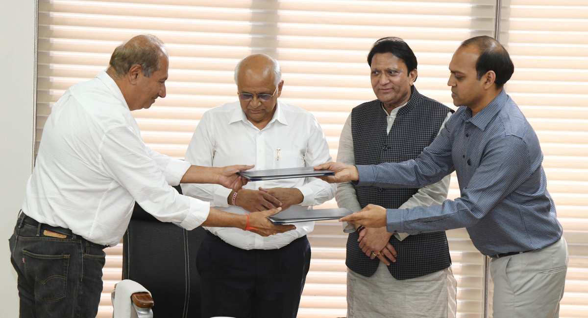 Bhupendrapbjp's tweet photo. આ MoU હેઠળ રાજ્યમાં ₹ 9852 કરોડનું મૂડીરોકાણ આવશે અને મોટાપાયે રોજગારીનું સર્જન થશે. માનનીય વડાપ્રધાન શ્રી નરેન્દ્રભાઈ મોદીની ‘આત્મનિર્ભર ભારત’ ની સંકલ્પનાને ‘આત્મનિર્ભર ગુજરાત’ના નિર્માણ થકી સાકાર કરવા રાજ્ય સરકાર પ્રતિબદ્ધ છે. https://t.co/GfVGIPn3Aj