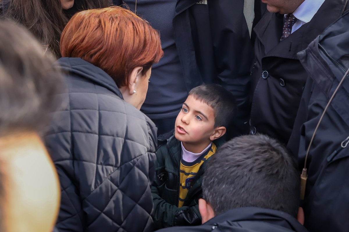 meral_aksener's tweet photo. Diyarbakır'da çadır kentte depremzede vatandaşlarımızla birlikteydim.

Yaşadığımız bu zorlu süreci her birlikte aşacak;

Milletimizin bağrında açılan bu büyük yarayı el ele saracağız... https://t.co/utfFX6FKGd