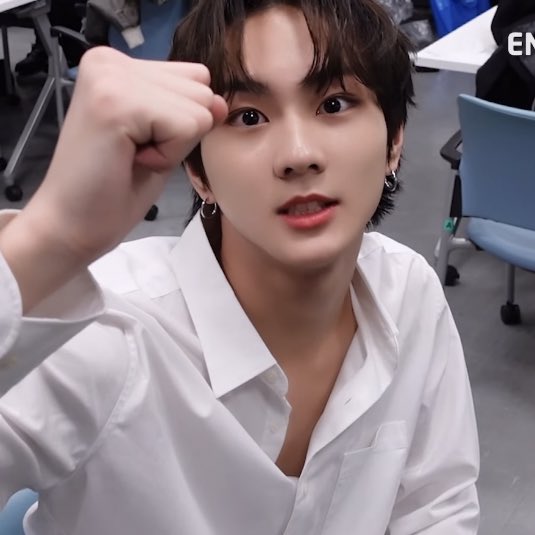 EN7ernally's tweet photo. jungwon in white polo and i can’t see any difference 😭🤏🏻 https://t.co/JujLsvNPOr