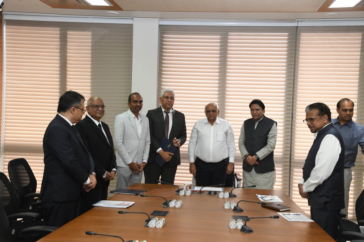 CMOGuj's tweet image. મુખ્યમંત્રી શ્રી ભૂપેન્દ્ર પટેલની ઉપસ્થિતિમાં ‘આત્મનિર્ભર ગુજરાત સ્કીમ્સ ફોર આસીસ્ટન્સ ટુ ઇન્ડસ્ટ્રીઝ’ યોજના અંતર્ગત રાજ્ય સરકાર અને દેશ-વિદેશના ઉદ્યોગ જૂથો-રોકાણકારો વચ્ચે આજે ₹9852 કરોડના રોકાણ સાથે રાજ્યમાં વિવિધ સ્થળોએ ઉદ્યોગ-રોકાણો માટેના 18 જેટલા MoU સંપન્ન થયા હતા.