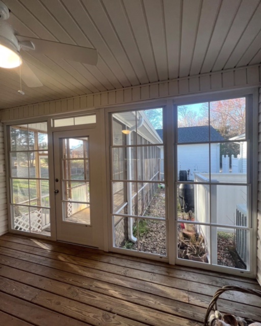 NewWaveOfShade's tweet photo. Keeping Pollen out is our game with EzeBreeze Porch Enclosure Panels. Each panel contains 4-sashes that lift and lower to open and close, creating a 75% ventilated space or protected space. Clear vinyl sashes face inside of porch and screen mesh faces outside. #enclosedporch https://t.co/iMNwYjN3HU
