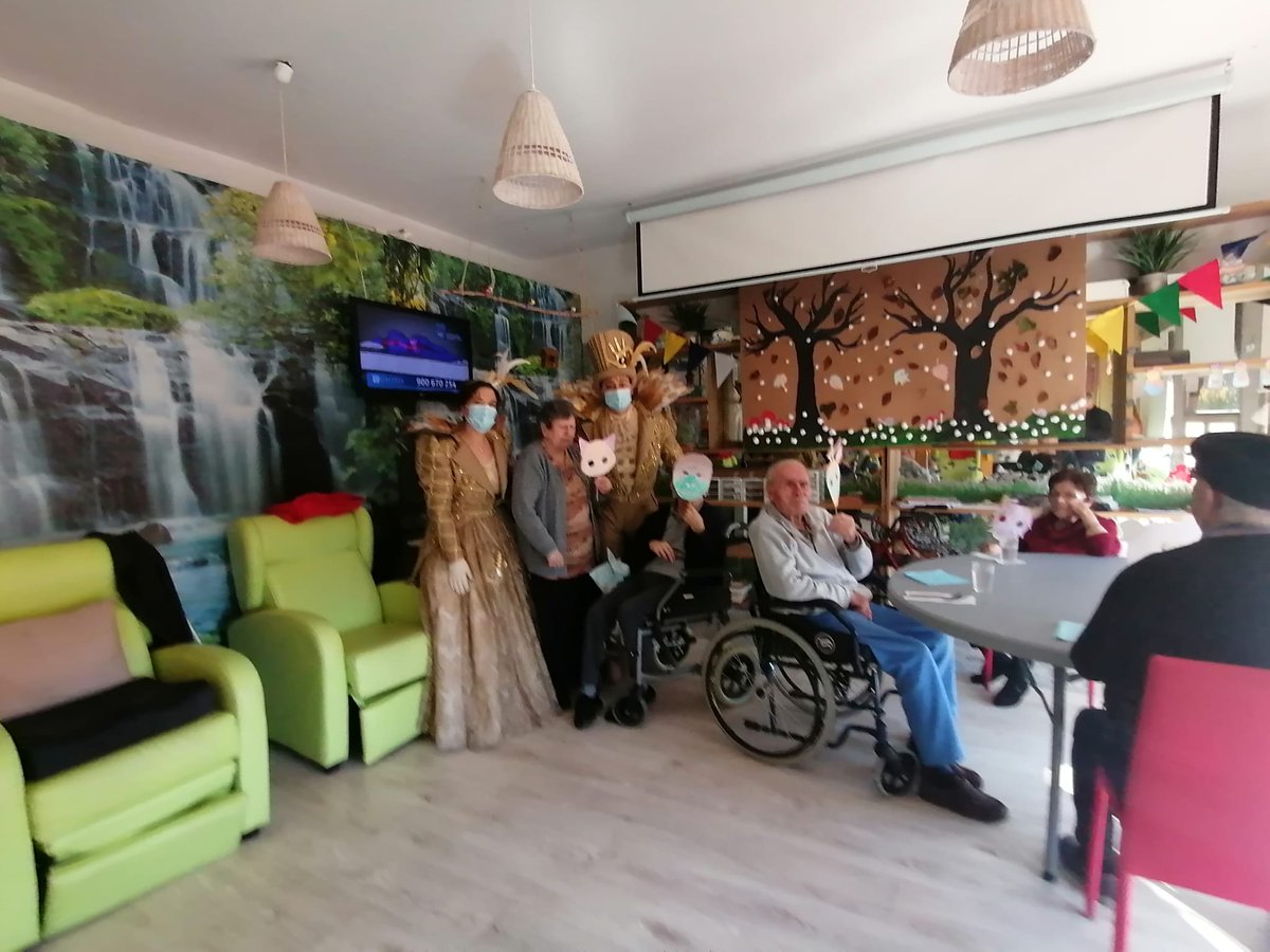 latardorOlot's tweet photo. 🥳🎉 Avui ens han visitat la Reina i el Rei del Carnestoltes d'aquest any a @Olotuit
Gràcies #citolot !
#Olot #Garroxta #gentgran #creatius #noumodel https://t.co/cYPjAHi3R6