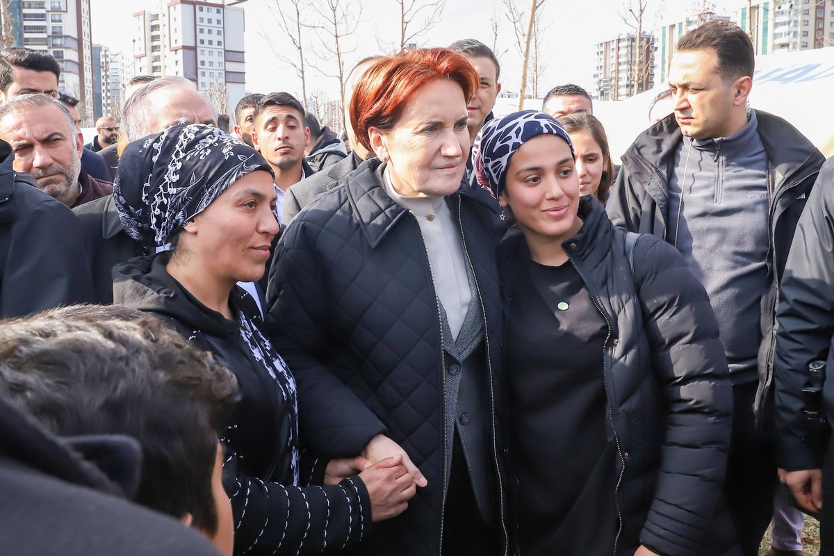meral_aksener's tweet photo. Diyarbakır'da çadır kentte depremzede vatandaşlarımızla birlikteydim.

Yaşadığımız bu zorlu süreci her birlikte aşacak;

Milletimizin bağrında açılan bu büyük yarayı el ele saracağız... https://t.co/utfFX6FKGd