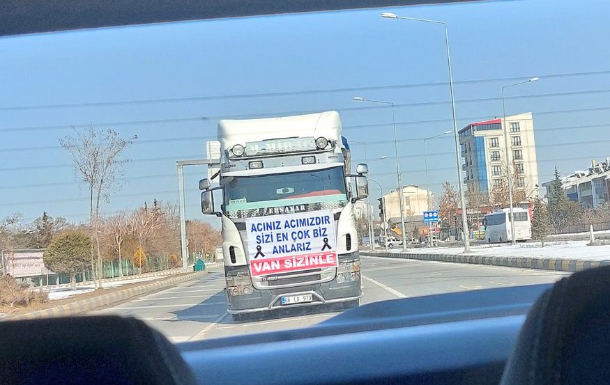 nocontextkurd's tweet photo. Vanlılar taş bayrak koymadan insan gibi yardımını yollamış https://t.co/CGBmn8kth0