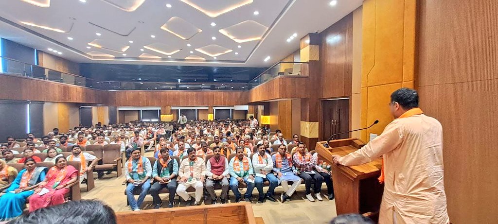 HitanandSharma's tweet photo. जबलपुर स्थित भाजपा कार्यालय में जबलपुर ग्रामीण की जिला कार्यसमिति बैठक में सम्मिलित होकर उपस्थित कार्यकर्ताओं के सम्बोधित किया। https://t.co/hVXfEPkfHk