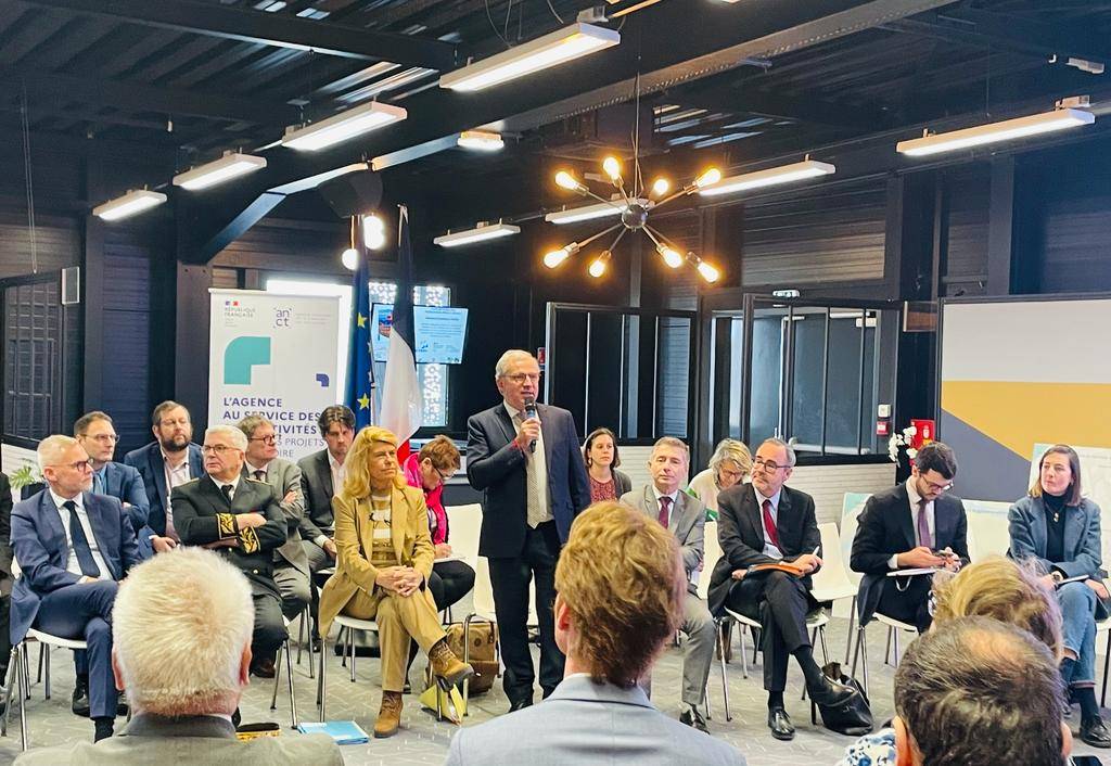 VillesdeFrance's tweet photo. @GilAverous , Président de @VillesdeFrance, était ce matin à la @villedenevers  avec la ministre @FaureDominique et le maire @denisthuriot pour lancer #ActionCoeurDeVille 2023-2026. La réhabilitation des entrées de villes, une nouvelle priorité #ACV2 ! 
▶️ https://t.co/k8J3QXnYNB https://t.co/UzgvdO7eA3