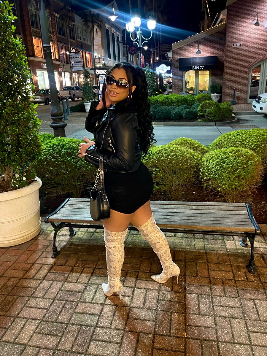 sommmerrr's tweet photo. she gets her way 🖤 https://t.co/yVk2XdIGbI