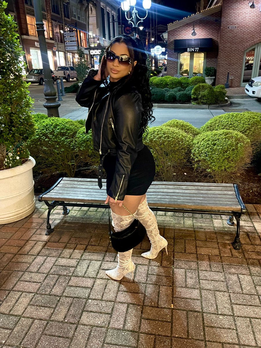 sommmerrr's tweet photo. she gets her way 🖤 https://t.co/yVk2XdIGbI