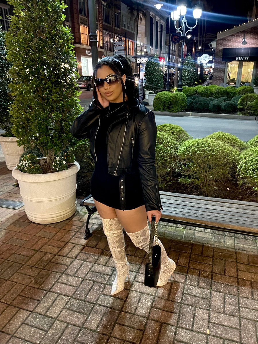 sommmerrr's tweet photo. she gets her way 🖤 https://t.co/yVk2XdIGbI