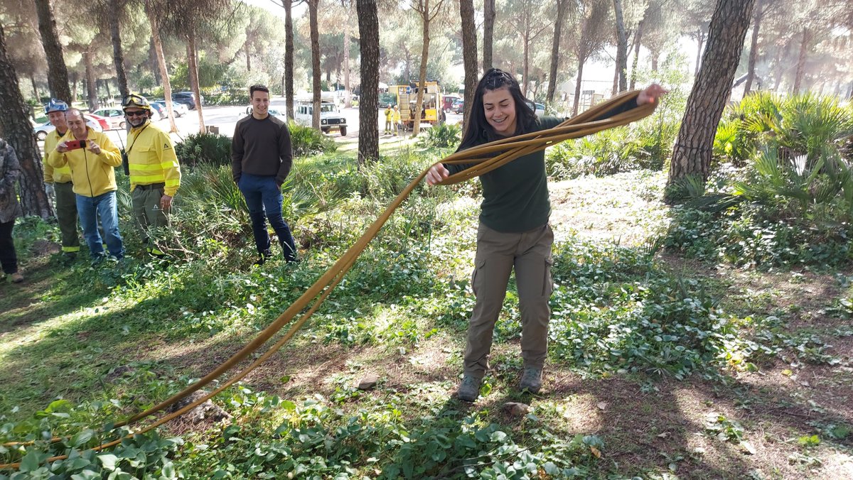 IESAljanadic's tweet photo. La semana pasada,el alumnado de 2º del CFGS Gestión Forestal y del Medio Natural,en el marco del módulo de Defensa Contra Incendios Forestales, tuvo la suerte de contar con el grupo especialista CE-207 y el camión autobomba CP-204 de INFOCA en el Parque Periurbano la Sierrezuela. https://t.co/Wrd0j8kN2S