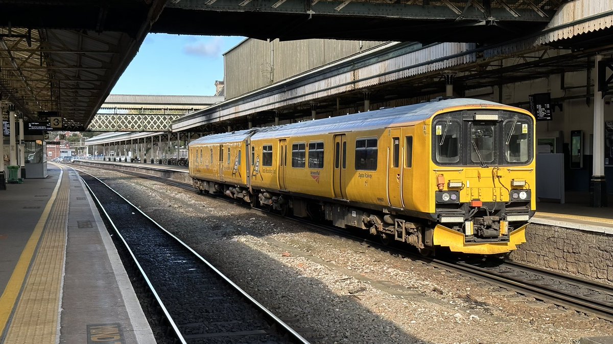 BenBroomfield_'s tweet image. Yellow Sprinter 🟨⬛️

@networkrail’s 950 unit doing the rounds down the western region this week. 

Seen here at Exeter whilst the crew change end, ready to head to Plymouth. 

#DispatchersOfTwitter #class950 #networkrail #testtrain #railway #rail #train #trains #station
