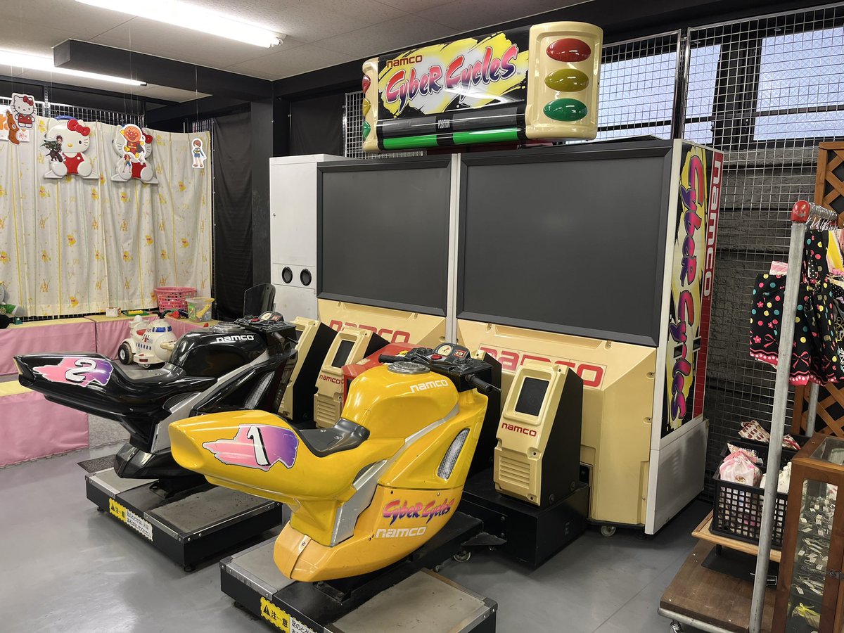 tomchi93's tweet image. ナムコのサイバーサイクルズ。バイク用品店の片隅にありました。電源はOFFでした。今まで遭遇した記憶が無く、これはなに？？と思いました。
バイクに跨るタイプのゲームはハングオンシリーズのイメージが強いです。
#レトロアーケード #レトロゲーセン