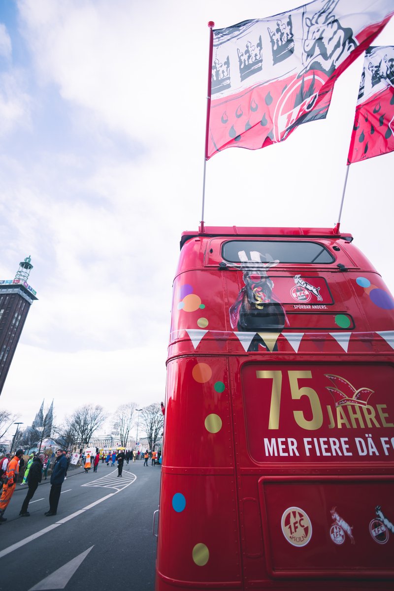 fckoeln's tweet photo. D'r Zoch kütt 🎉❤️ 
____
#effzeh #rosenmontag #rosenmontagszug https://t.co/2nAhbL01n1