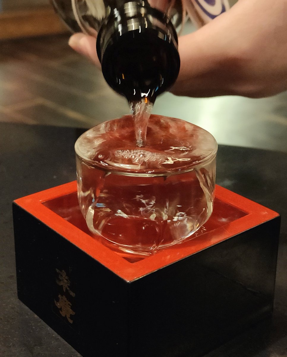 omsbski's tweet image. スマホカメラで一眼に負けない写真を撮る練習。
日本酒を注ぐシーン。
#oppofindx3pro