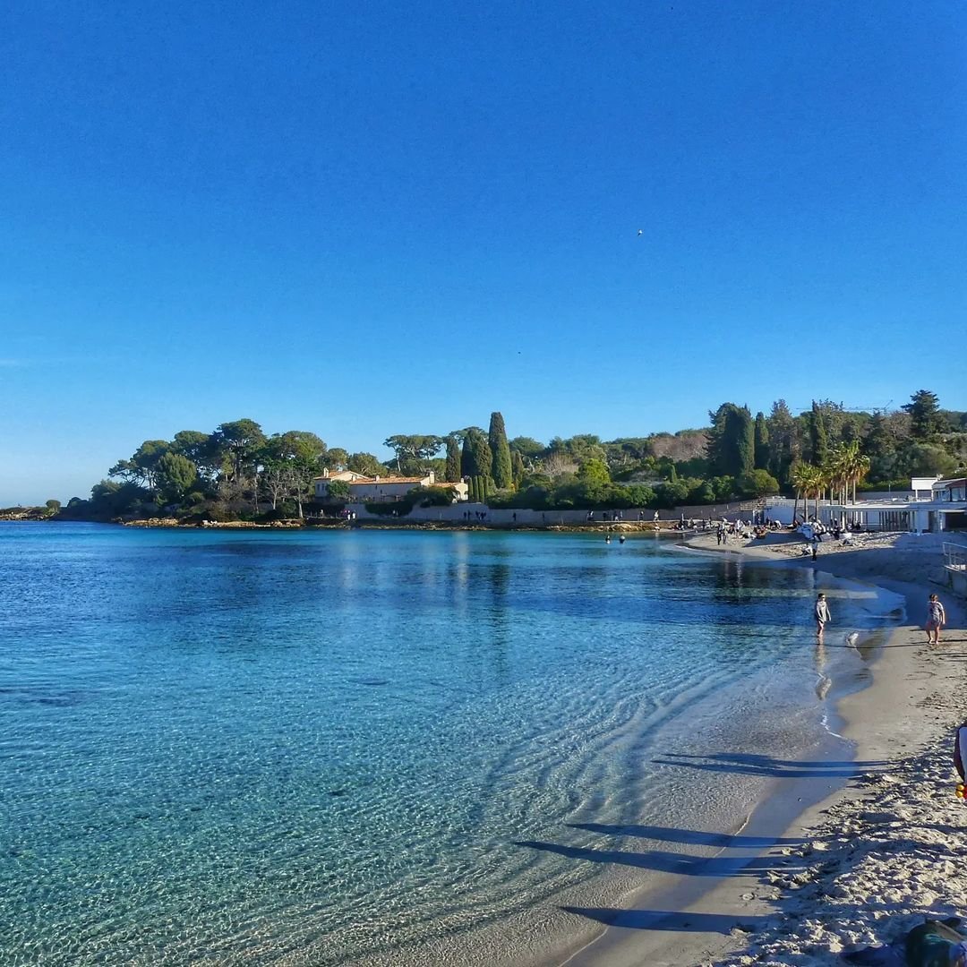 AntibesTourisme's tweet photo. Même en hiver, vous pouvez profiter d'un doux soleil pour tremper vos pieds à la plage de la Garoupe ❤🌞 ©le_ptit_vadrouilleur #antibestourisme #cotedazurfrance https://t.co/5EnE32XoiF