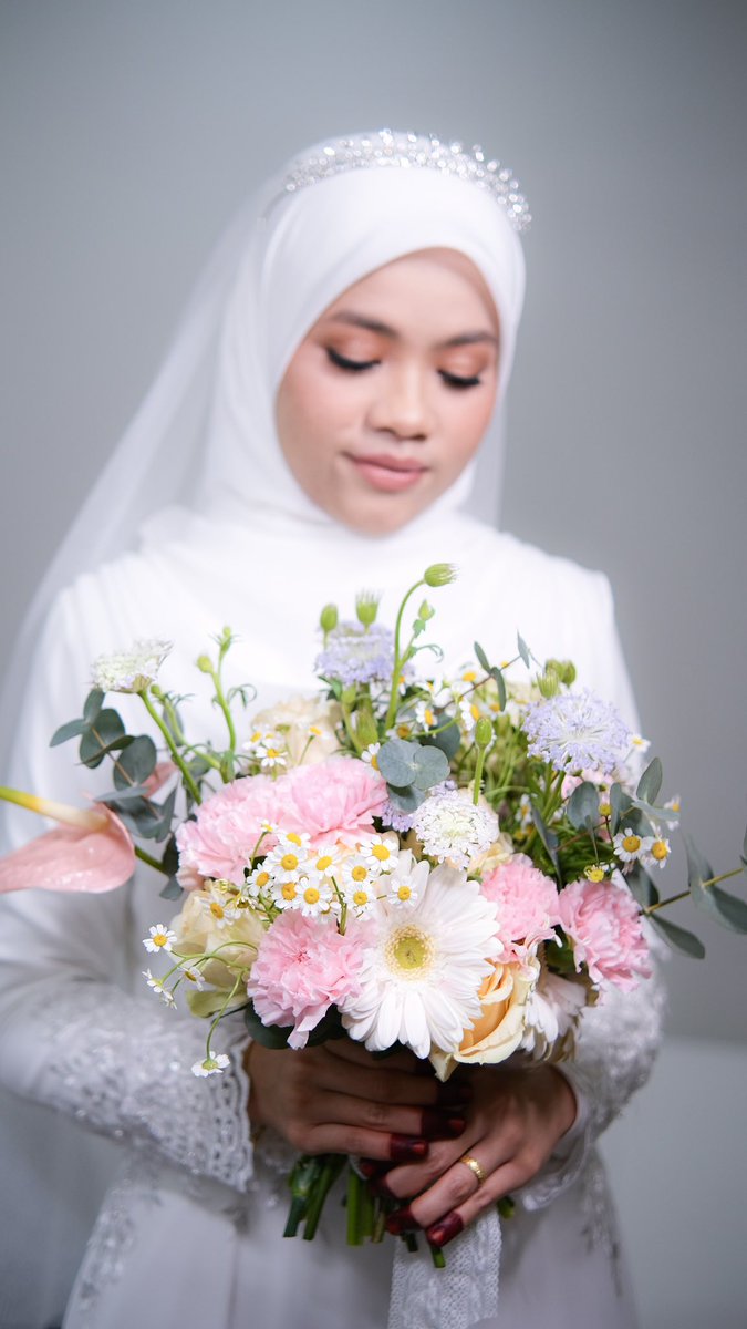 She followed me long enough to know that i used to be a florist - so she hired me as makeup artist on her big day and also her handbouquet curator  💕

Her request was simple - “saya nak chamomile and bunga yang dangling, tak nak padat padat”