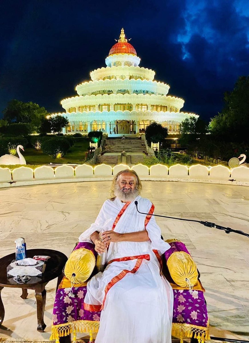 bhavyatejj's tweet photo. How to trust the right person? 

When you have clarity of mind it starts happening. Faith is not something that you intellectually decide and keep. It is something beyond that. It is connected to the heart. - Gurudev @SriSri https://t.co/DFq9raIwNP