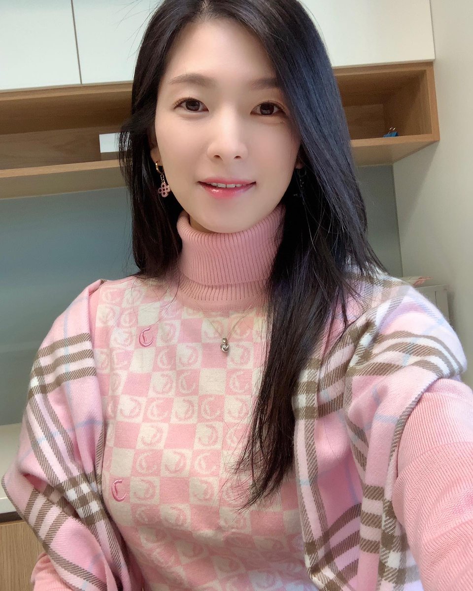 The sun is not warm today. so i wear thick clothes😃😀😀