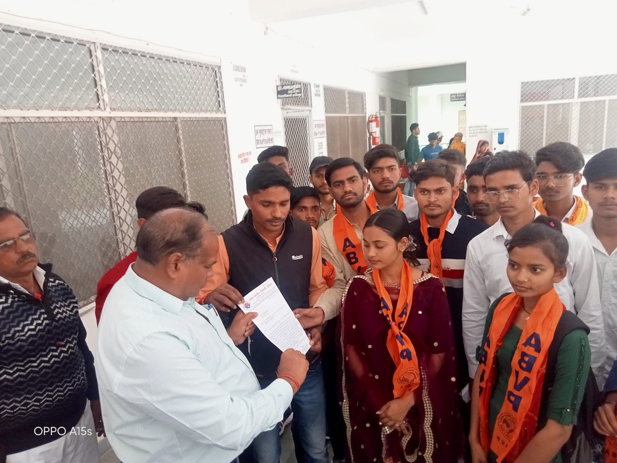 GahoiAkshay's tweet photo. अखिल भारतीय विद्यार्थी परिषद हमीरपुर जिले के कार्यकर्ताओं द्वारा मादक पदार्थों की दुकानों के स्थानांतरण के संबंध में जिलाधिकारी हमीरपुर को ज्ञापन दिया गया जिसमे जिला संगठन मंत्री निर्भय प्रताप व दो दर्जन से अधिक कार्यकर्ता उपस्थित रहे @AnshulVidyarthi @abvpforkanpur @dmhamirpurup https://t.co/jlDgzrlkRp