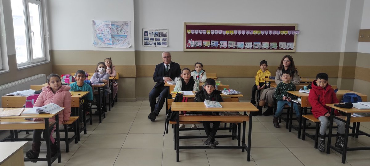KaymakamSehit's tweet photo. 2022-2023 eğitim-öğretim yılının ikinci döneminin ilk gününde İlçe Milli Eğitim Müdürümüz sayın Hüseyin Yalçın okulumuzu ziyaret edip, öğrencilerimizle bir araya geldi.
@KigiKaymakam @bingolmem 
@halilyucel6060 
@kigimem12 @HSEYINY91134982 https://t.co/jFUXRgPcns