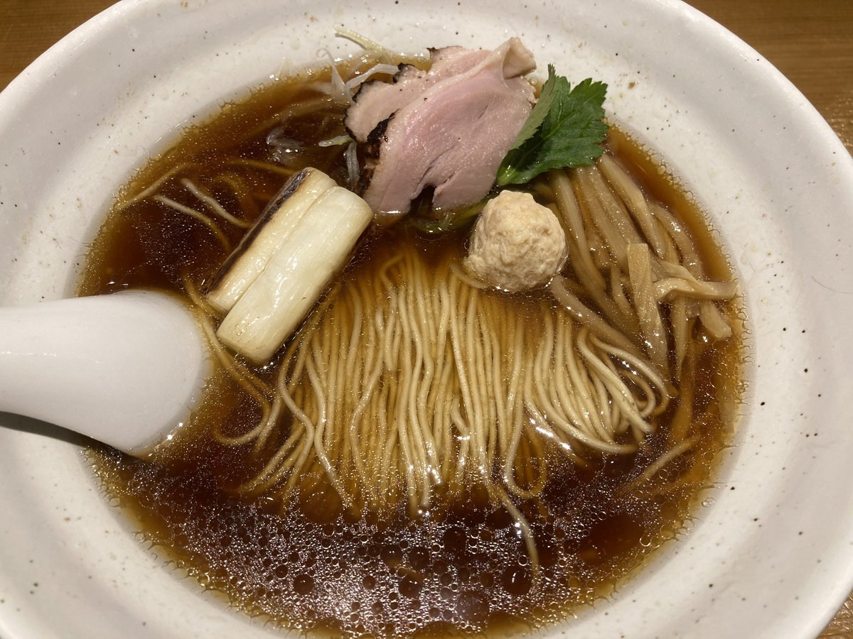 mapotofut's tweet photo. 勝どきのらぁ麺 吉井。見た目どおり上品な味。麺がたっぷり入っていてお腹いっぱいに。嬉しい誤算。

https://t.co/049QRVUURj https://t.co/nm7GdX1XFX