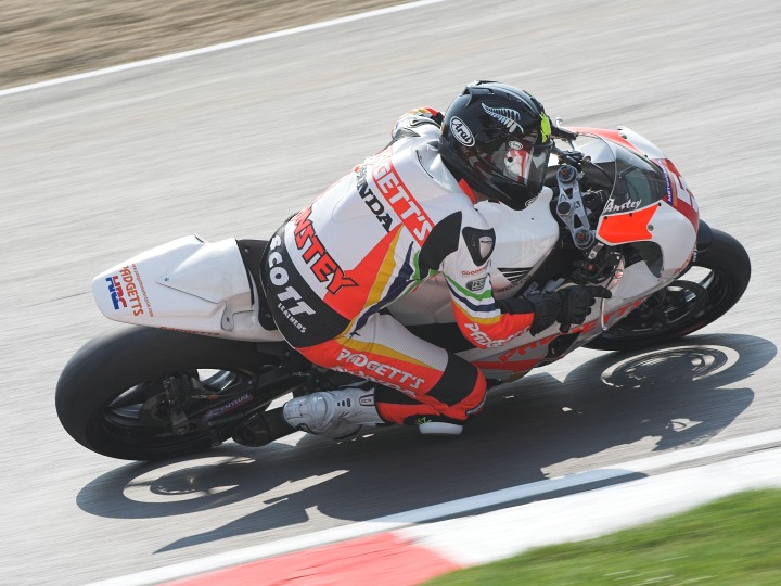 StephenOWC33's tweet photo. 2011 at Brands again with Mike Booth, local Randalstown legend and former Ulster Superbike Champion Gerard Kinghan, Cullybackeys Bruce Anstey, Danny Buchan
#BSB #USBK #WSBK #MotoGP #IOMTT #ManxGP #RoadRacing #SaveIrishRacing https://t.co/Vwt9nzdVBu