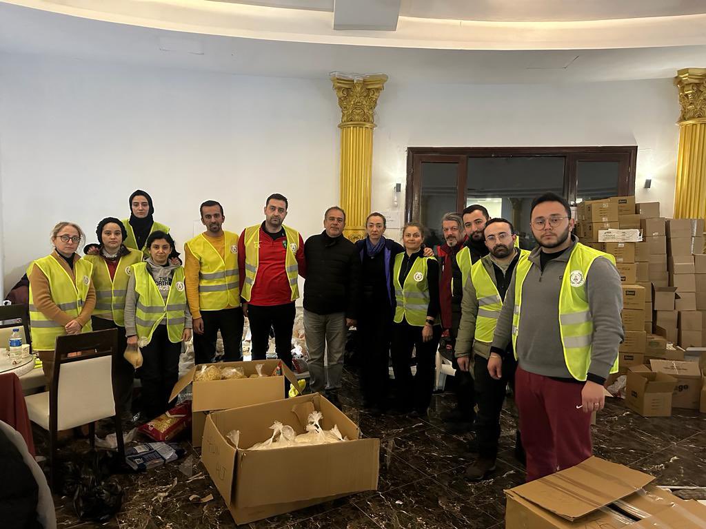 kocaelibarosu's tweet photo. GÖNÜLLÜ MESLEKTAŞLARIMIZDAN OLUŞAN KOCAELİ BAROSU EKİBİ, 14-17 ŞUBAT TARİHLERİ ARASINDA HATAY’DA TBB KOORDİNASYON MERKEZİNDE AFETZEDE VATANDAŞLARIMIZA VE MESLEKTAŞLARIMIZA AYNİ YARDIMLARIN SAĞLIKLI BİR BİÇİMDE ULAŞTIRILMASI VE DAĞITILMASI ÇALIŞMALARINA KATILMIŞTIR. https://t.co/O436x93OZm